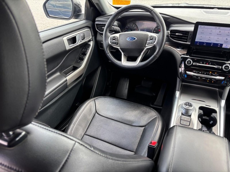 Ford Explorer Vehicle Image 15