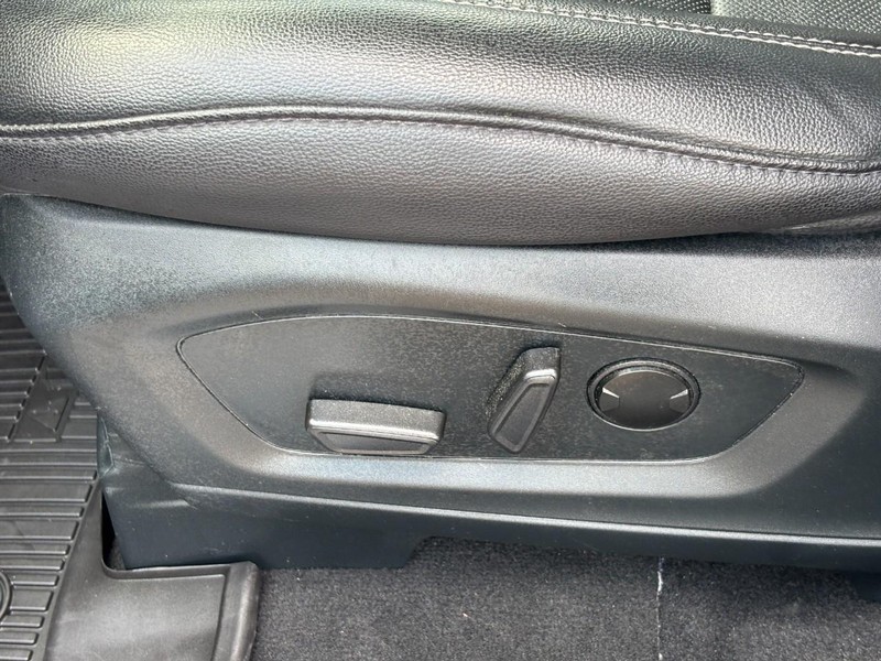Ford Explorer Vehicle Image 18