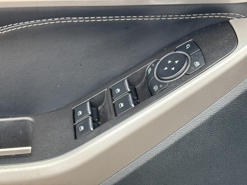 Ford Explorer Vehicle Image 19
