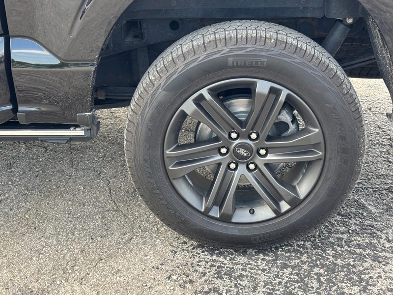 Ford F-150 Vehicle Full-screen Gallery Image 12