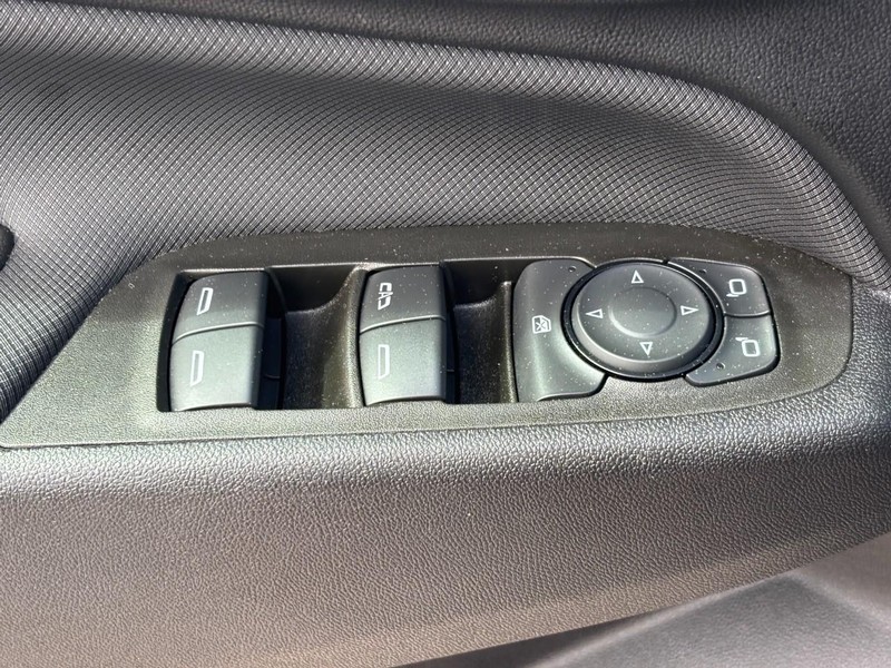 Chevrolet Equinox Vehicle Full-screen Gallery Image 16