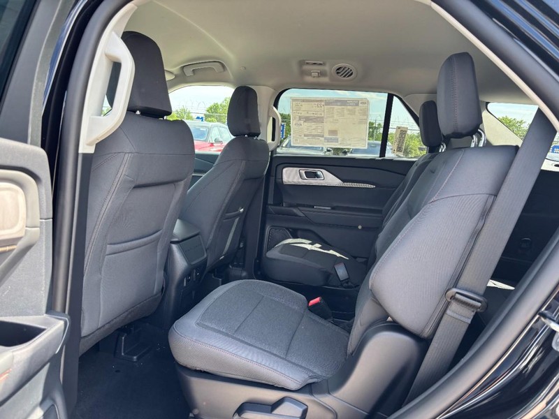 Ford Explorer Vehicle Image 13