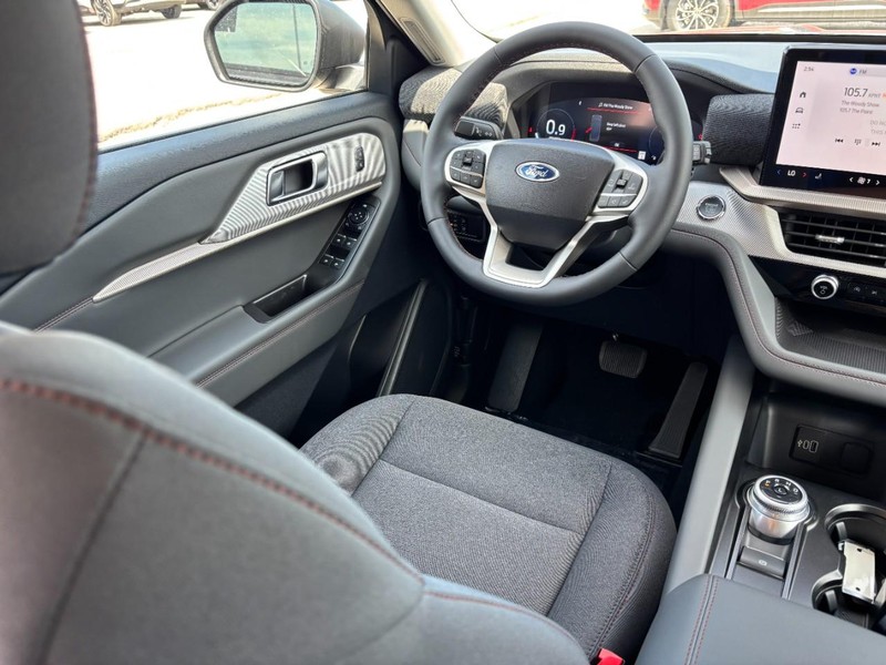 Ford Explorer Vehicle Image 14