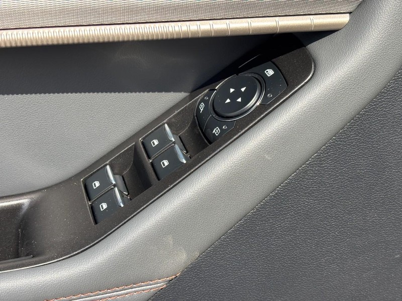 Ford Explorer Vehicle Image 18