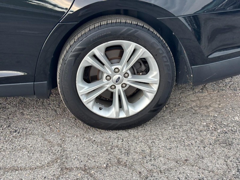 Ford Taurus Vehicle Full-screen Gallery Image 11