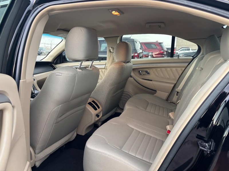 Ford Taurus Vehicle Full-screen Gallery Image 12