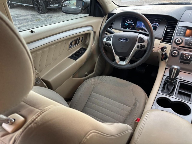 Ford Taurus Vehicle Full-screen Gallery Image 13