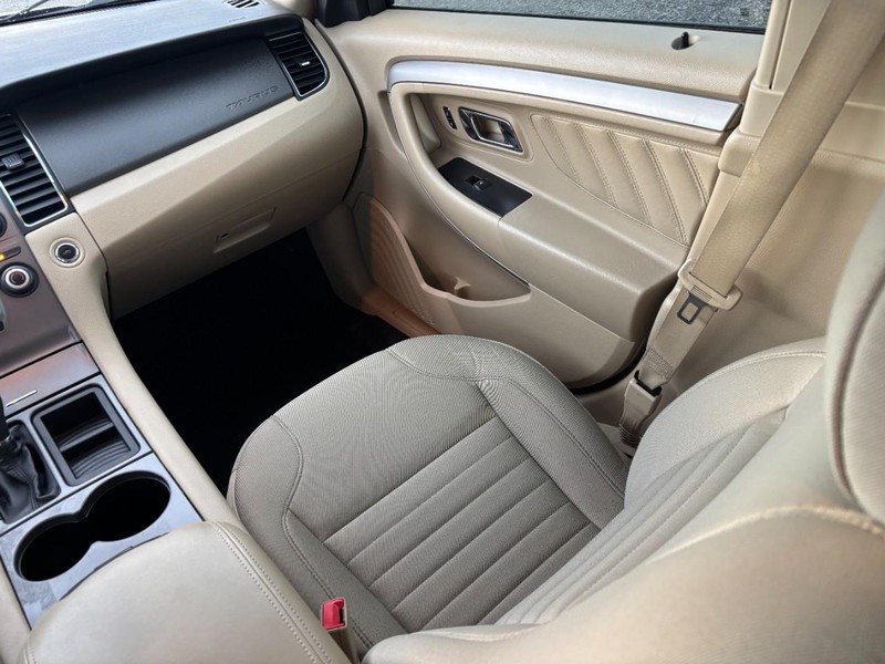 Ford Taurus Vehicle Full-screen Gallery Image 15