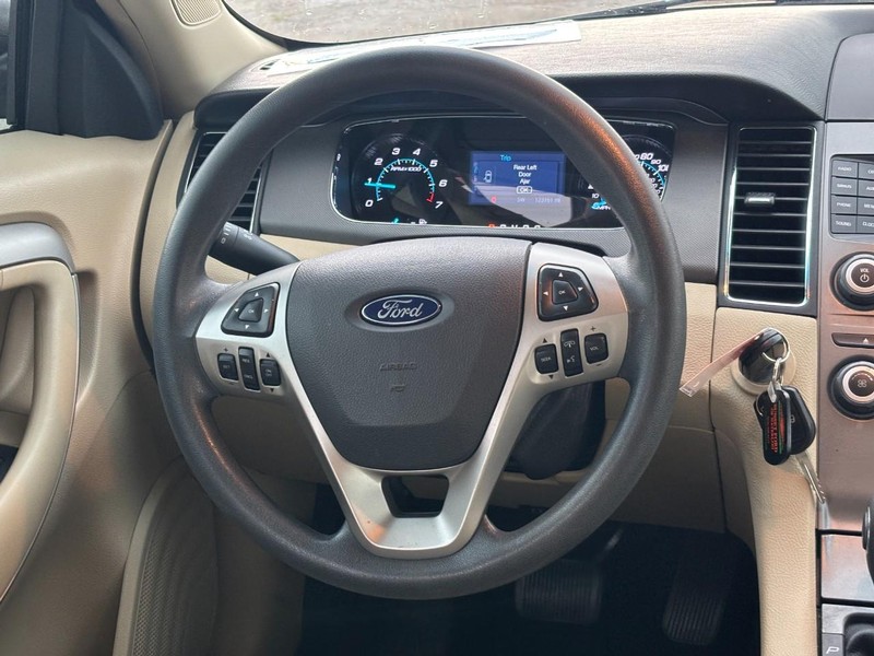 Ford Taurus Vehicle Full-screen Gallery Image 16