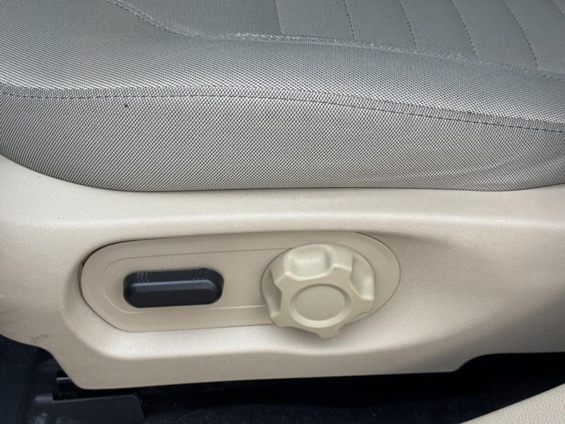 Ford Taurus Vehicle Full-screen Gallery Image 17