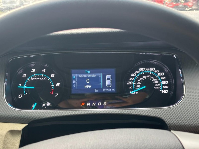 Ford Taurus Vehicle Full-screen Gallery Image 21