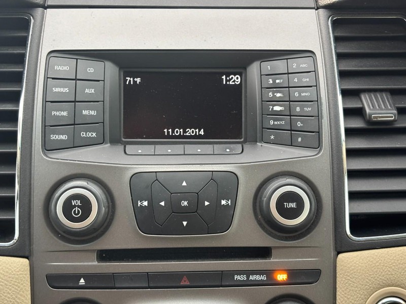 Ford Taurus Vehicle Full-screen Gallery Image 22