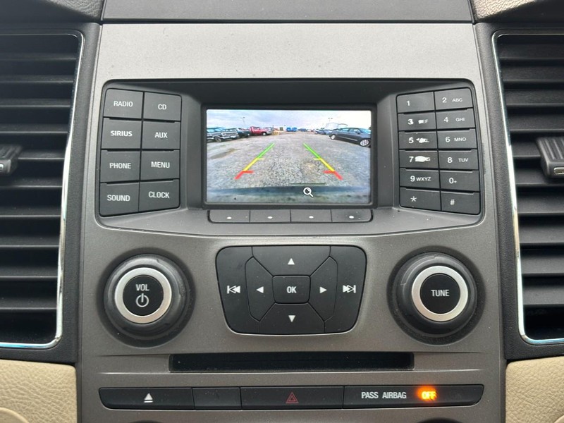 Ford Taurus Vehicle Full-screen Gallery Image 23