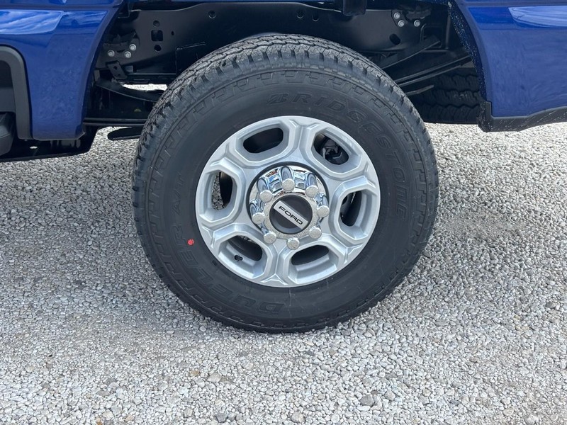 Ford Super Duty F-250 SRW Vehicle Image 12
