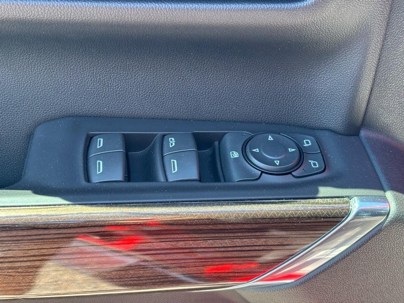 Chevrolet Silverado 1500 Vehicle Full-screen Gallery Image 16