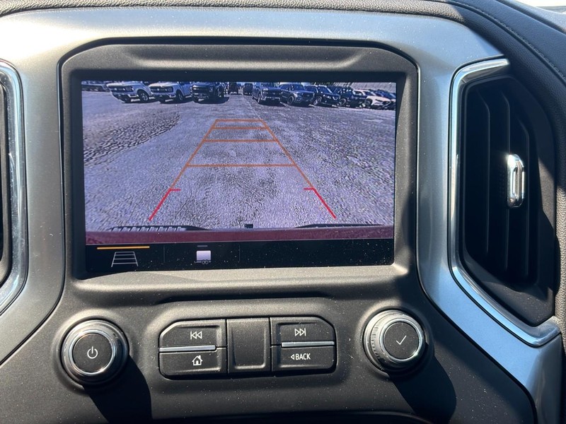 Chevrolet Silverado 1500 Vehicle Full-screen Gallery Image 21
