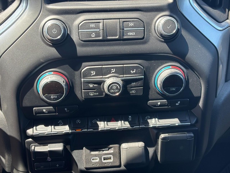 Chevrolet Silverado 1500 Vehicle Full-screen Gallery Image 22