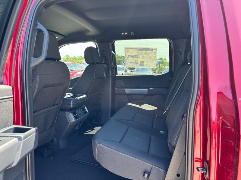 Ford F-150 Vehicle Full-screen Gallery Image 12