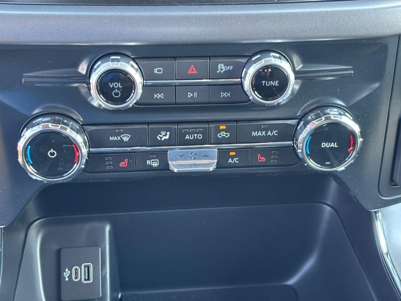 Ford F-150 Vehicle Full-screen Gallery Image 25