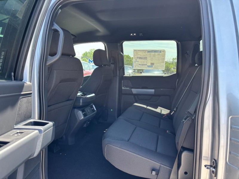 Ford F-150 Vehicle Full-screen Gallery Image 12