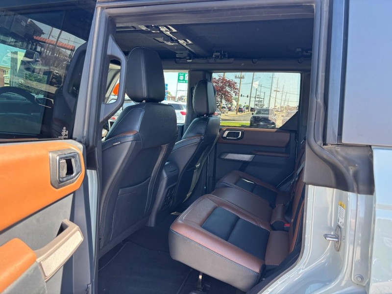Ford Bronco Vehicle Full-screen Gallery Image 11
