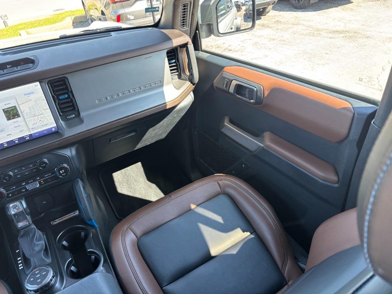 Ford Bronco Vehicle Full-screen Gallery Image 14