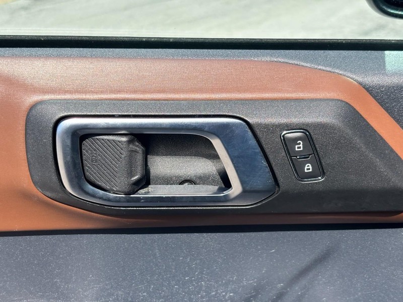 Ford Bronco Vehicle Full-screen Gallery Image 16