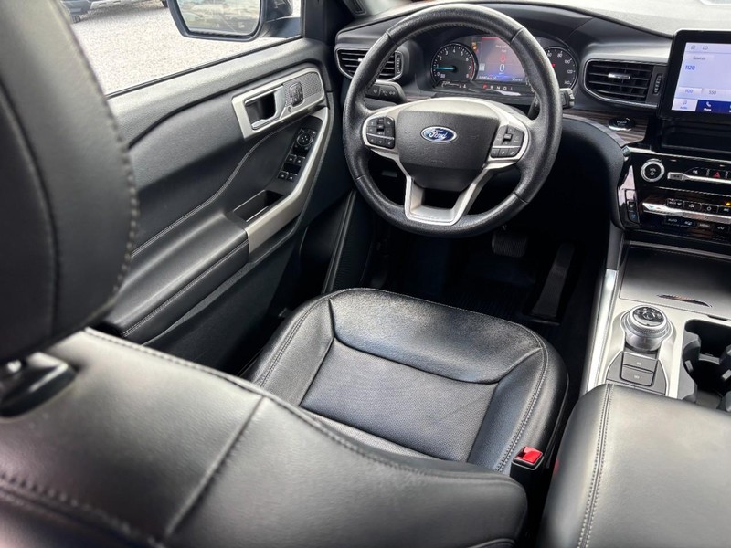 Ford Explorer Vehicle Image 15