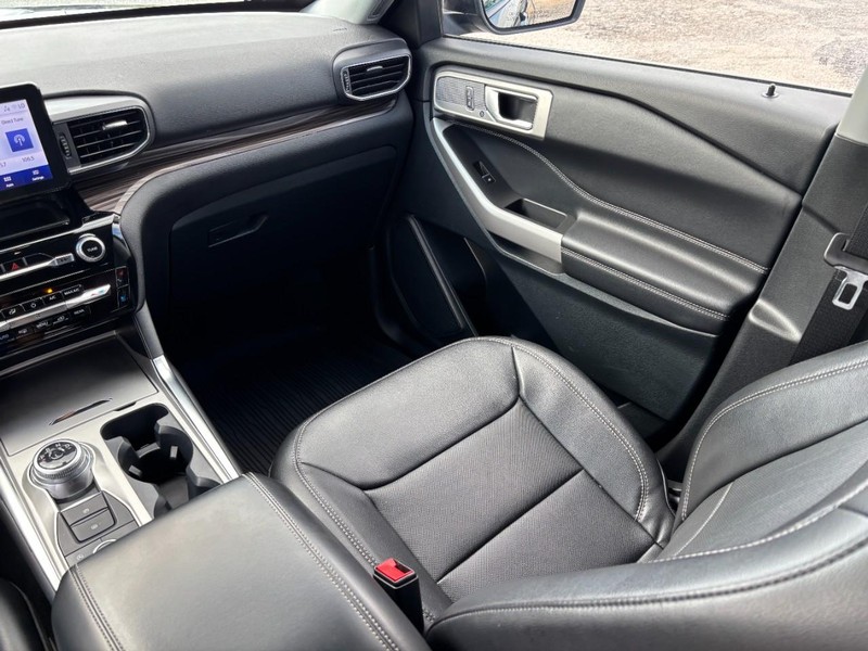 Ford Explorer Vehicle Image 17