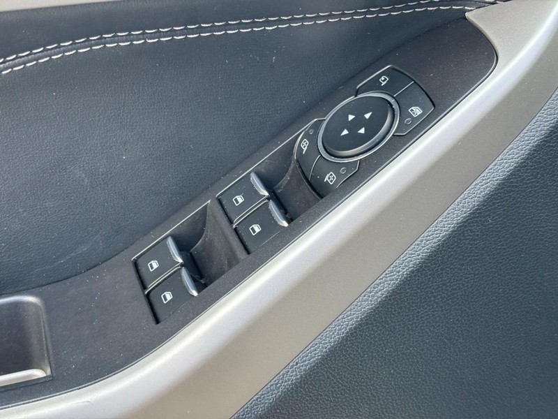 Ford Explorer Vehicle Image 19
