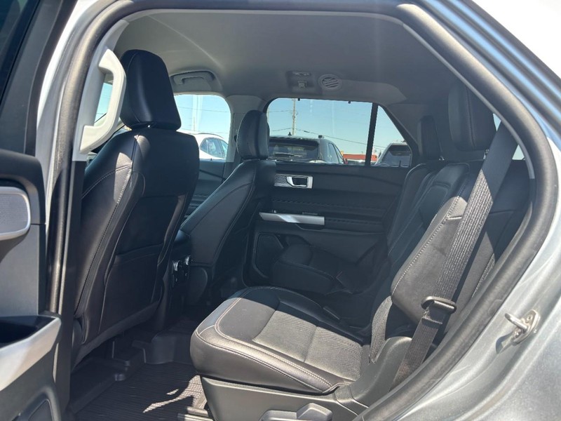Ford Explorer Vehicle Image 14