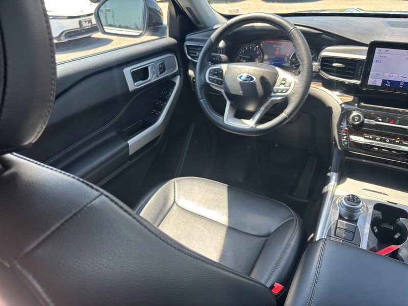 Ford Explorer Vehicle Image 15