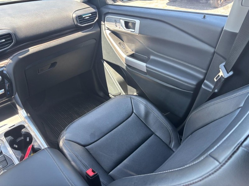 Ford Explorer Vehicle Image 17