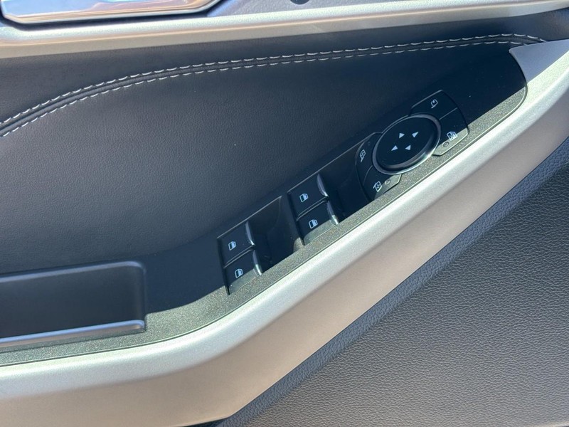 Ford Explorer Vehicle Image 19