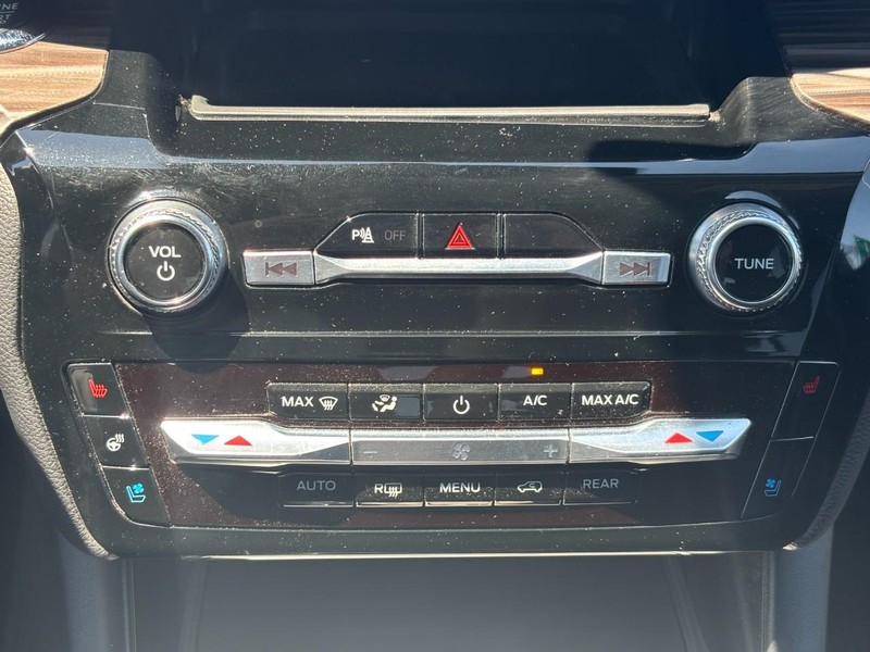 Ford Explorer Vehicle Image 27