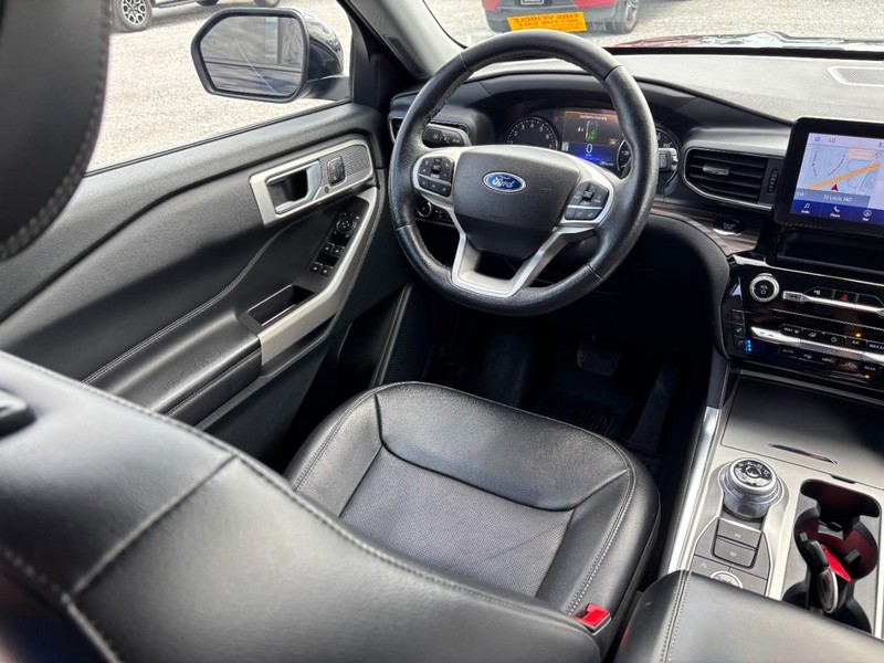 Ford Explorer Vehicle Image 15