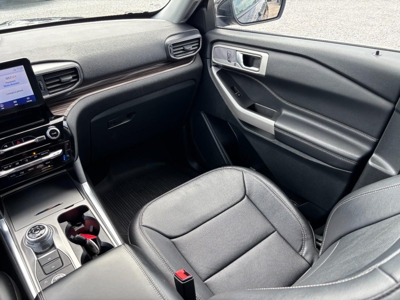 Ford Explorer Vehicle Image 17