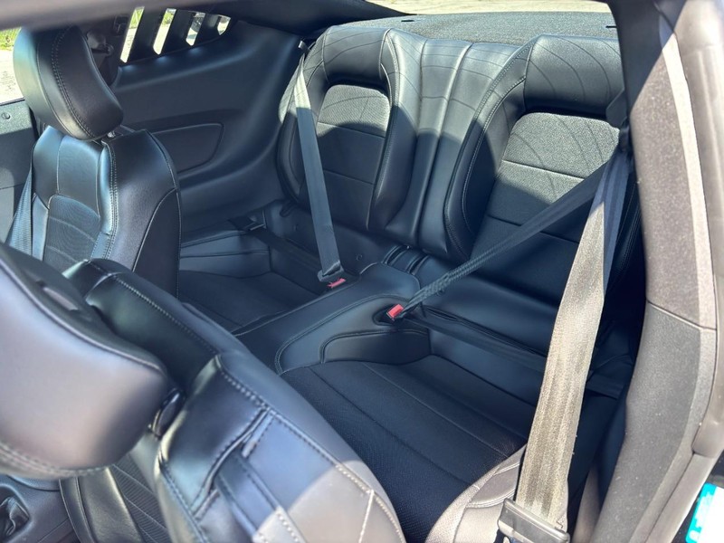Ford Mustang Vehicle Full-screen Gallery Image 13