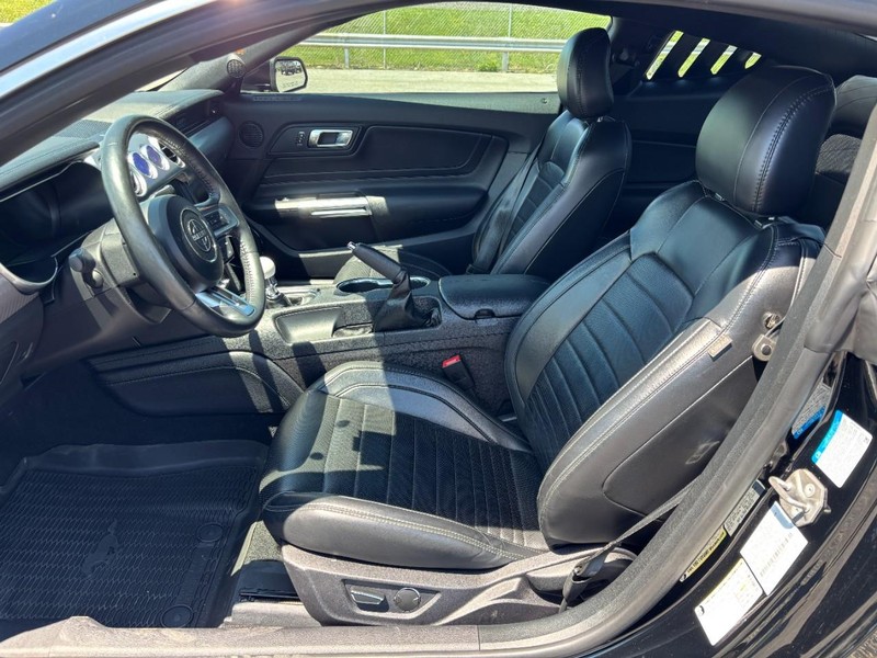 Ford Mustang Vehicle Full-screen Gallery Image 16