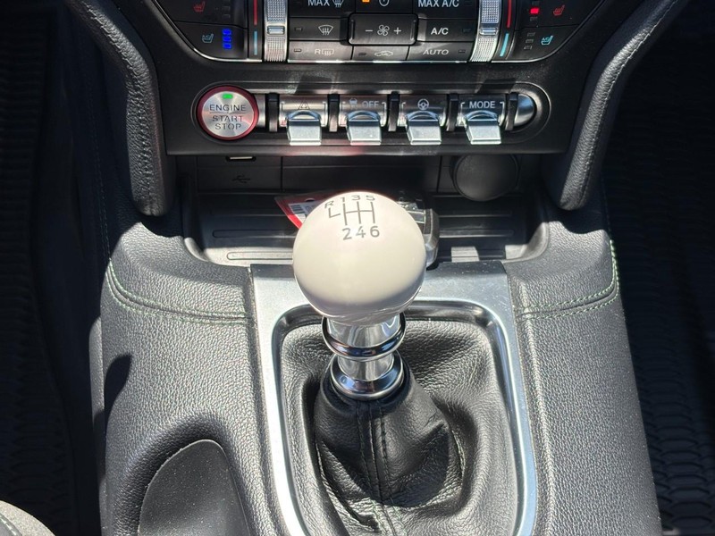 Ford Mustang Vehicle Full-screen Gallery Image 23