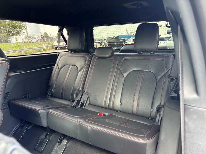 Ford Expedition Max Vehicle Full-screen Gallery Image 13
