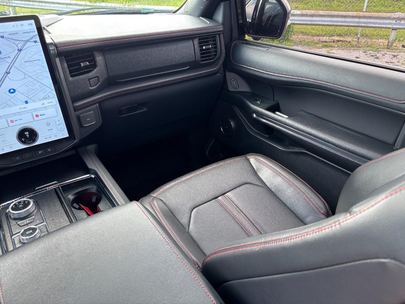 Ford Expedition Max Vehicle Full-screen Gallery Image 17
