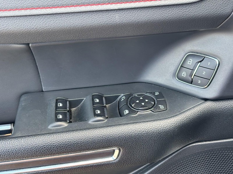 Ford Expedition Max Vehicle Full-screen Gallery Image 19