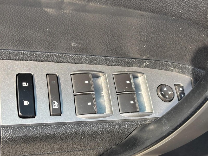 Chevrolet Silverado 1500 Vehicle Full-screen Gallery Image 17