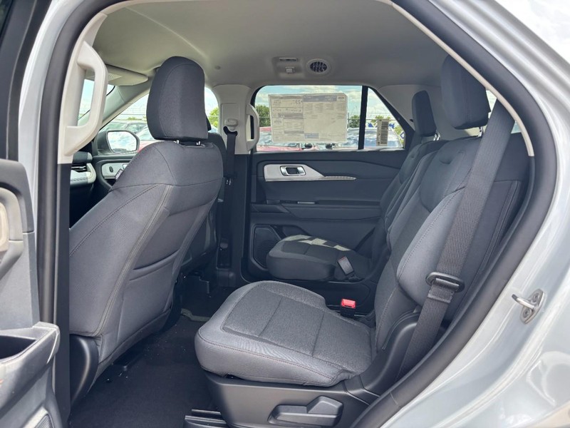 Ford Explorer Vehicle Image 13