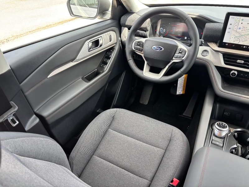 Ford Explorer Vehicle Image 14