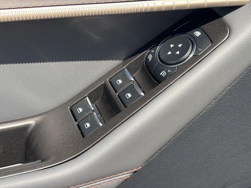 Ford Explorer Vehicle Image 18