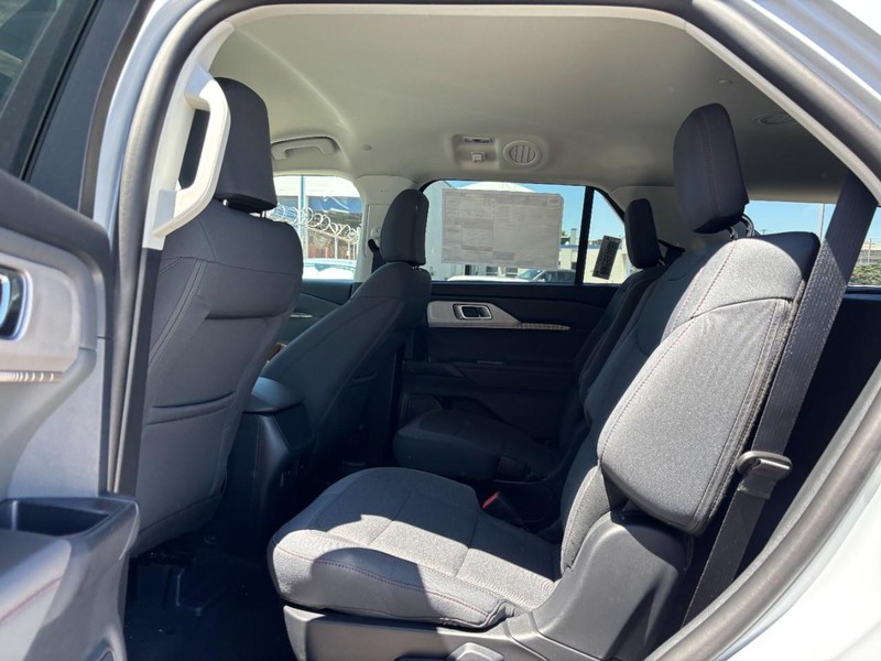 Ford Explorer Vehicle Full-screen Gallery Image 13