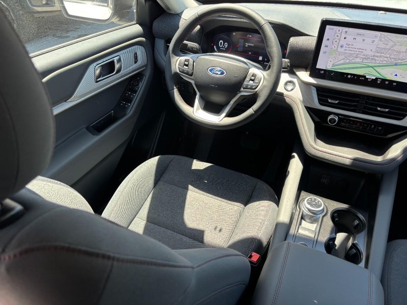 Ford Explorer Vehicle Full-screen Gallery Image 14