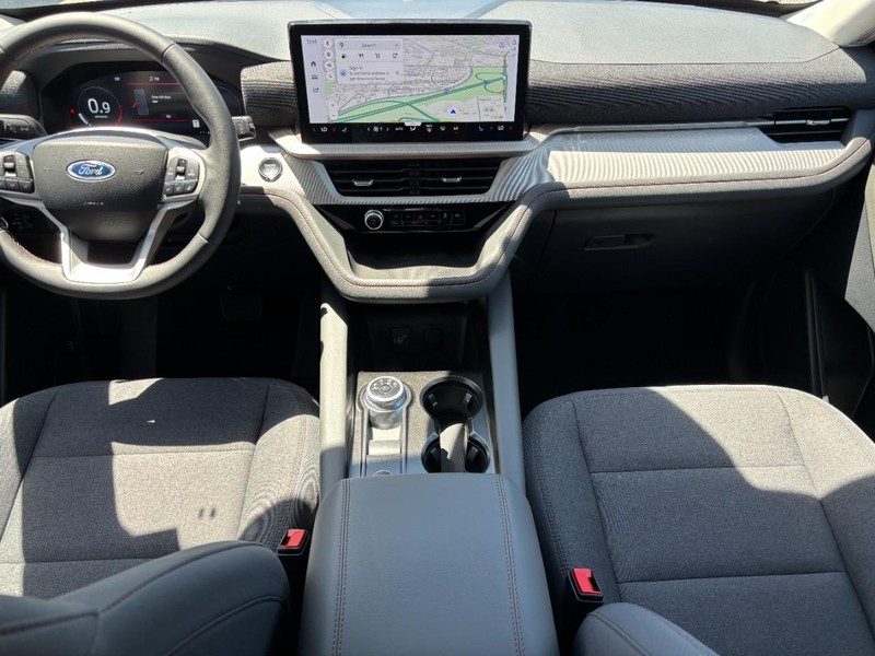Ford Explorer Vehicle Full-screen Gallery Image 15